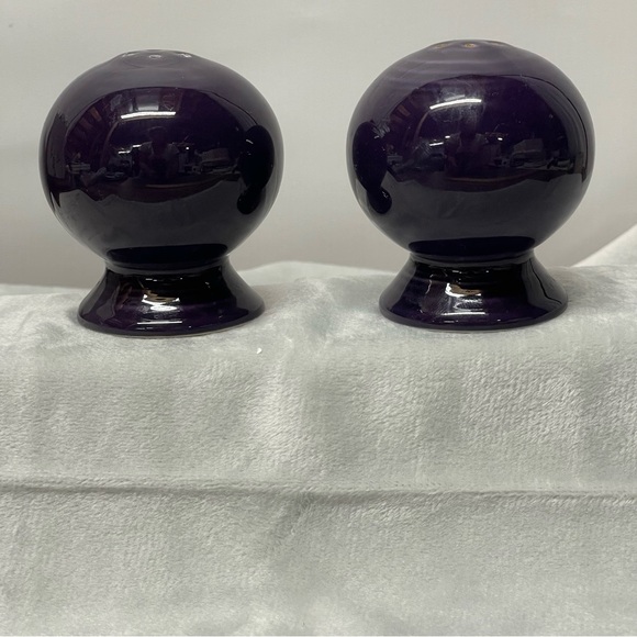 Modern Purple Ceramic Salt & Pepper Shakers Set‎ – Retro Eggplant Hue - Picture 3 of 6